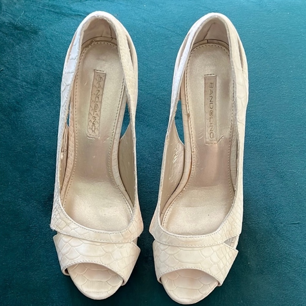Bandolino Cream Beige Alligator Feel Leather Open Toe Heels With Cutouts Size 7